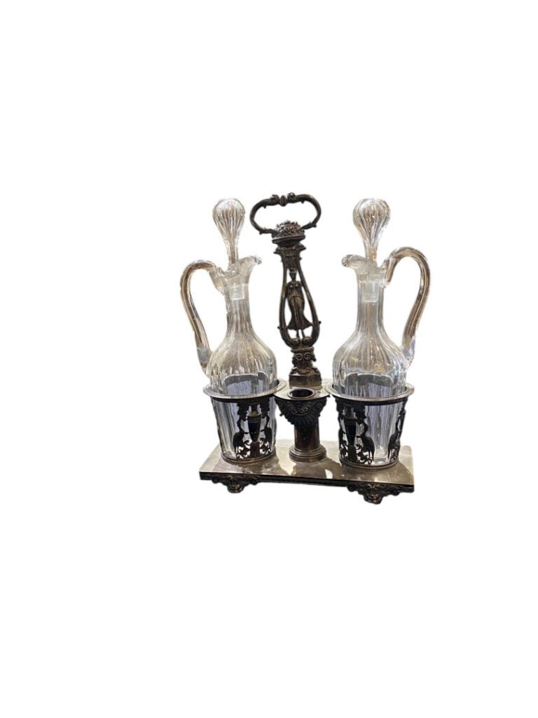 Huilier-vinaigrier en argent (800), à décor ajouré d'oiseaux picorant des raisi…