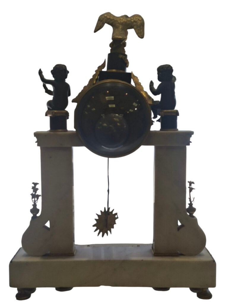 Importante pendule portique en marbre blanc à riche garniture en bronze doré ou…