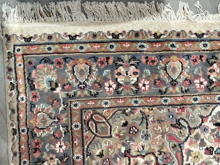 IRAN - Tapis à décor floral sur fond crème orné d'un médaillon central polylobé…