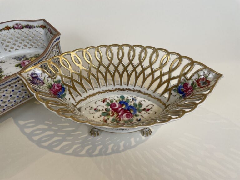 Jardinière en porcelaine de Paris de forme navette ajourée (restauration) - On…