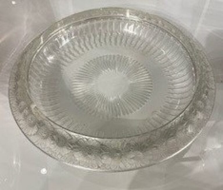 LALIQUE - Coupe en verre moulé pressé "marguerites" (accidents sur le rebord) -…