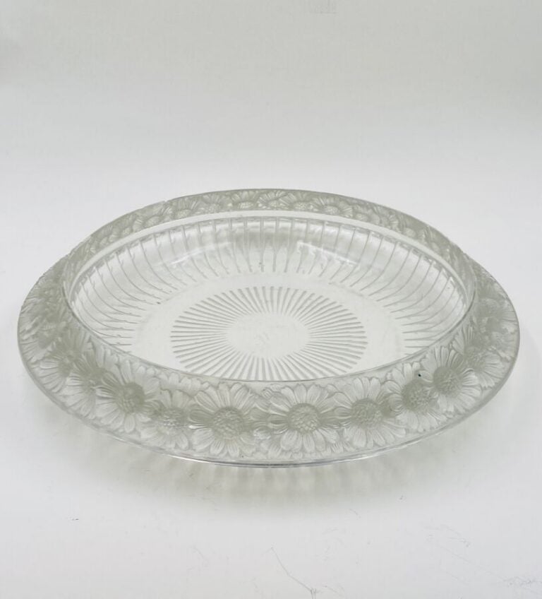 LALIQUE - Coupe en verre moulé pressé "marguerites" (accidents sur le rebord) -…