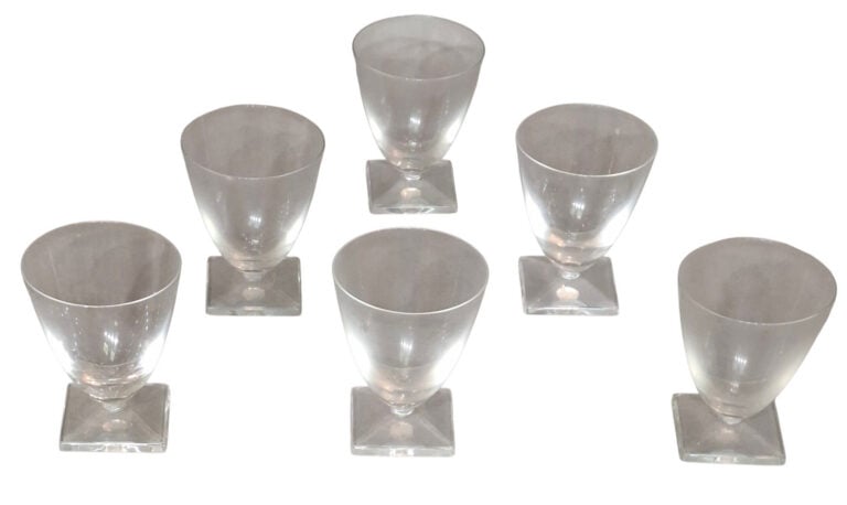LALIQUE - Partie de service verres comprenant : 16 verres à vin et 5 verres à l…