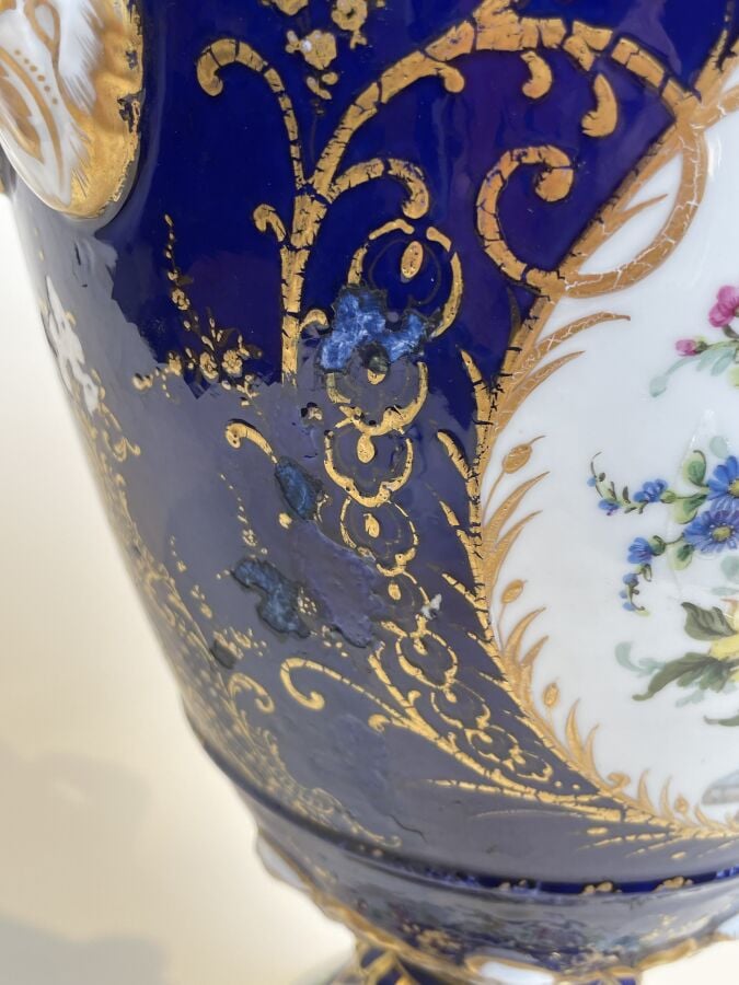 LE TALLEC. Grand vase couvert sur piédouche à deux anses en porcelaine émaillée…