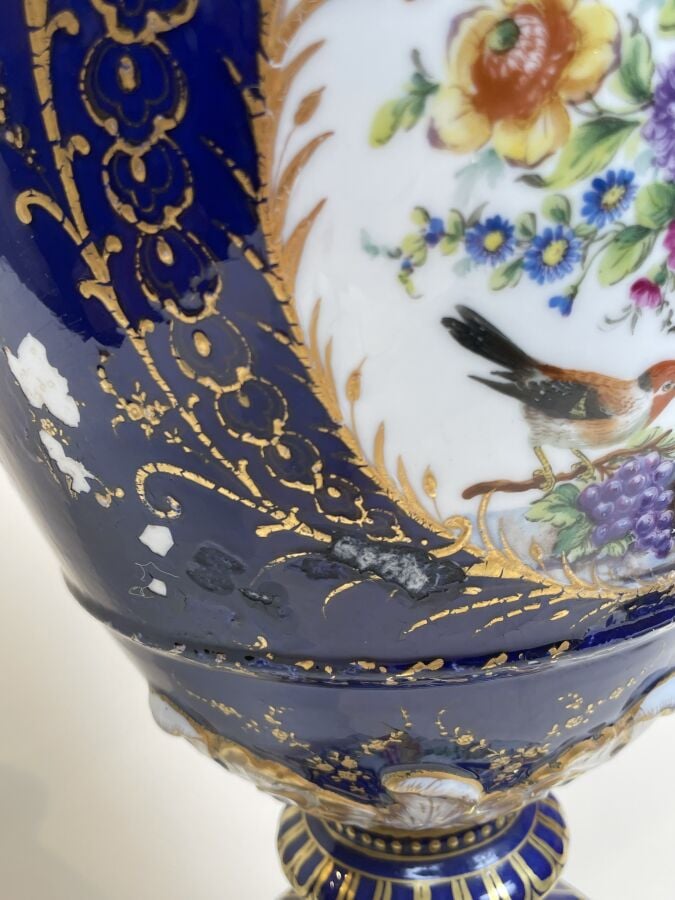 LE TALLEC. Grand vase couvert sur piédouche à deux anses en porcelaine émaillée…