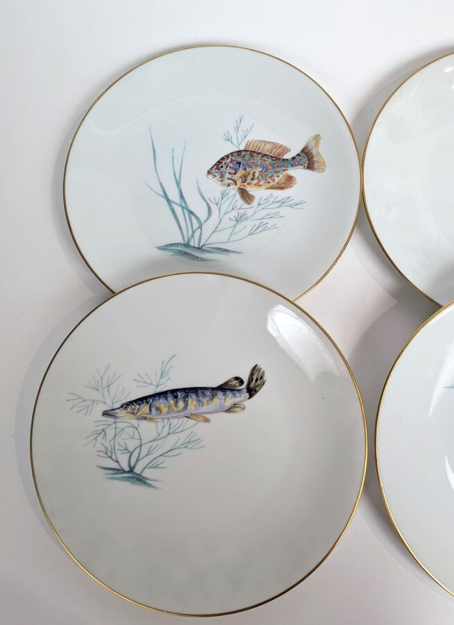 LIMOGES/ AU VASE ETRUSQUE - Série de 12 assiettes en porcelaine à décor peint d…