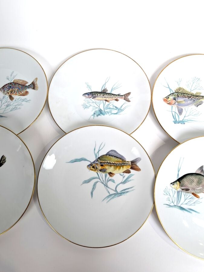 LIMOGES/ AU VASE ETRUSQUE - Série de 12 assiettes en porcelaine à décor peint d…
