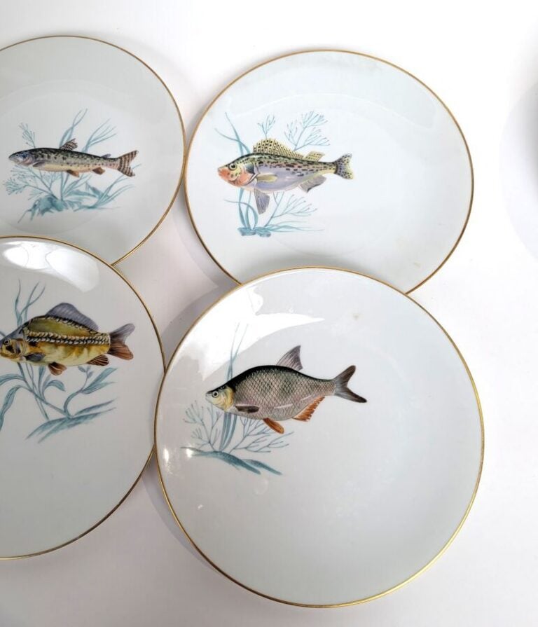 LIMOGES/ AU VASE ETRUSQUE - Série de 12 assiettes en porcelaine à décor peint d…