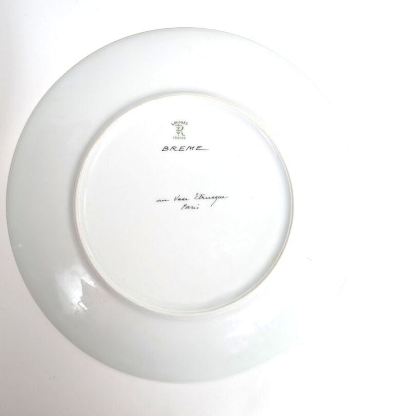 LIMOGES/ AU VASE ETRUSQUE - Série de 12 assiettes en porcelaine à décor peint d…