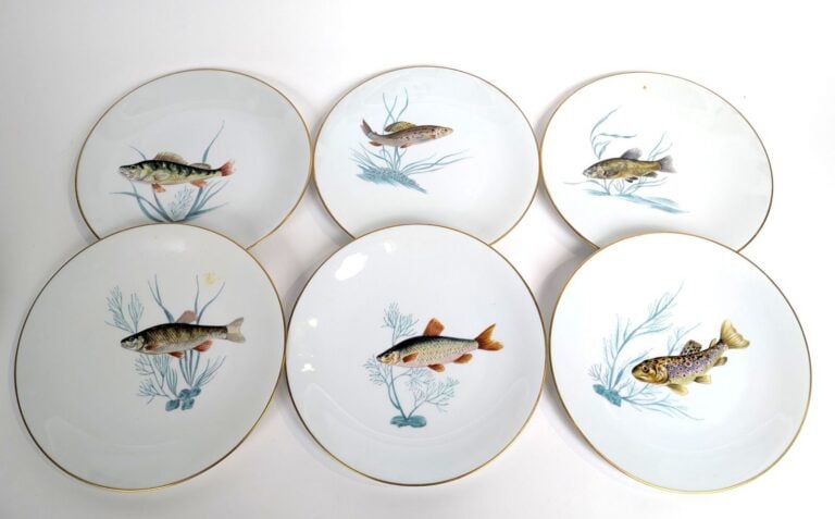 LIMOGES/ AU VASE ETRUSQUE - Série de 12 assiettes en porcelaine à décor peint d…
