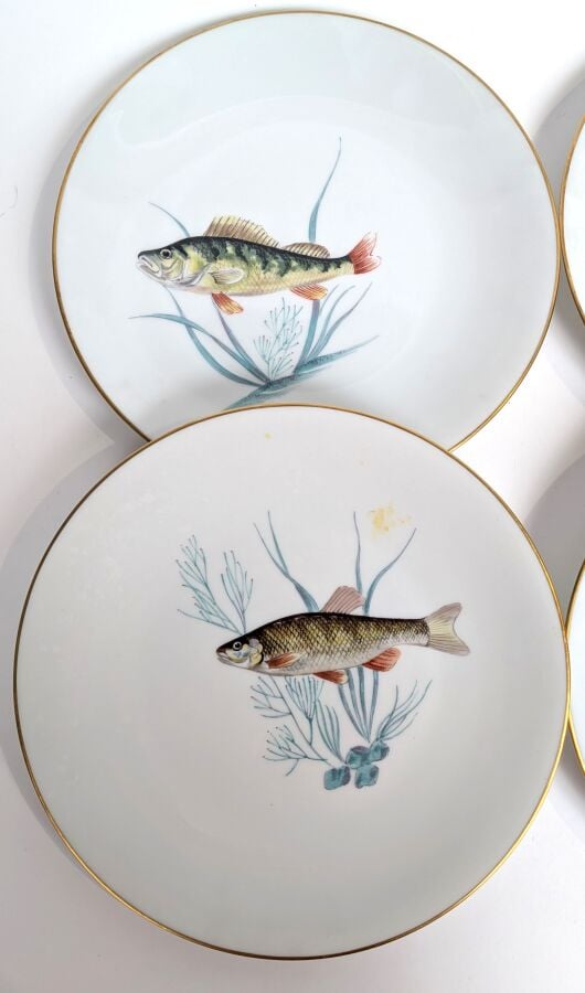 LIMOGES/ AU VASE ETRUSQUE - Série de 12 assiettes en porcelaine à décor peint d…