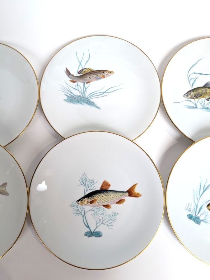 LIMOGES/ AU VASE ETRUSQUE - Série de 12 assiettes en porcelaine à décor peint d…