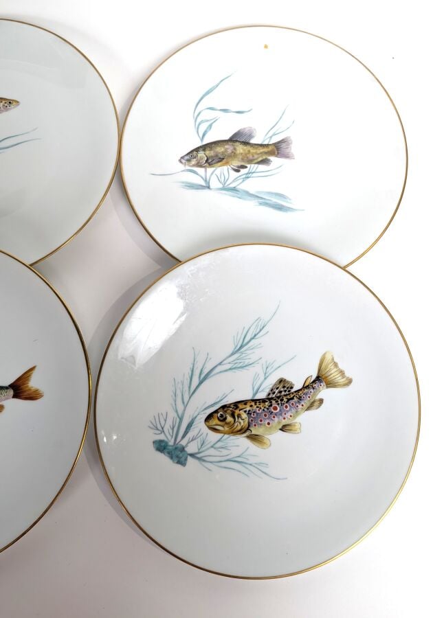 LIMOGES/ AU VASE ETRUSQUE - Série de 12 assiettes en porcelaine à décor peint d…