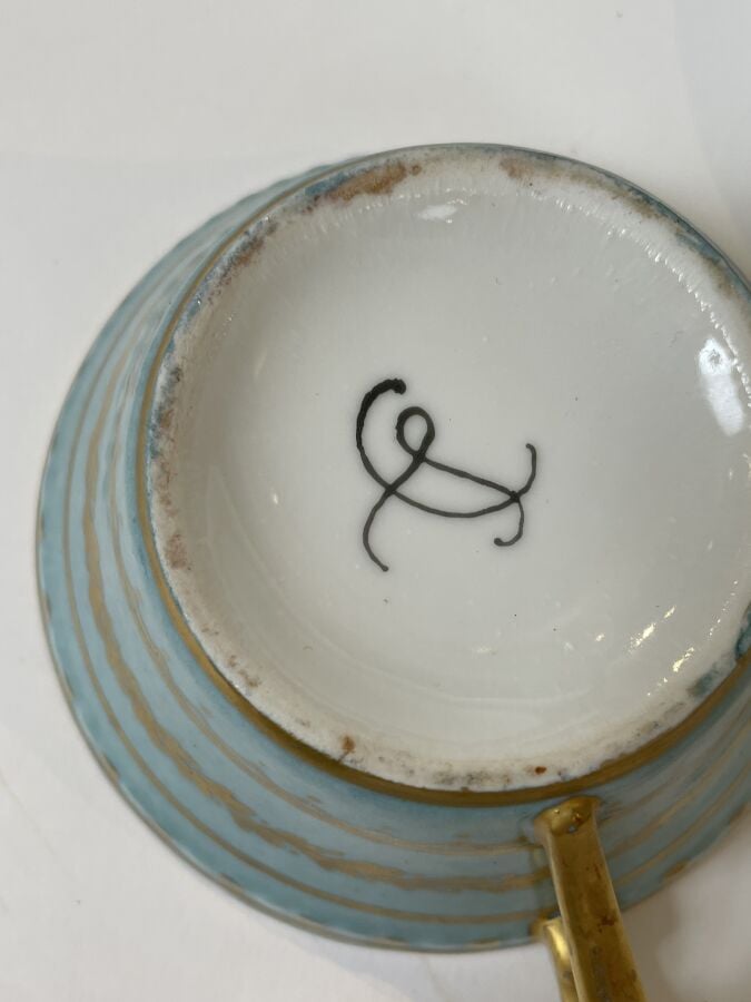 LIMOGES - Petit service en porcelaine émaillée bleu clair et or comprenant : 2…