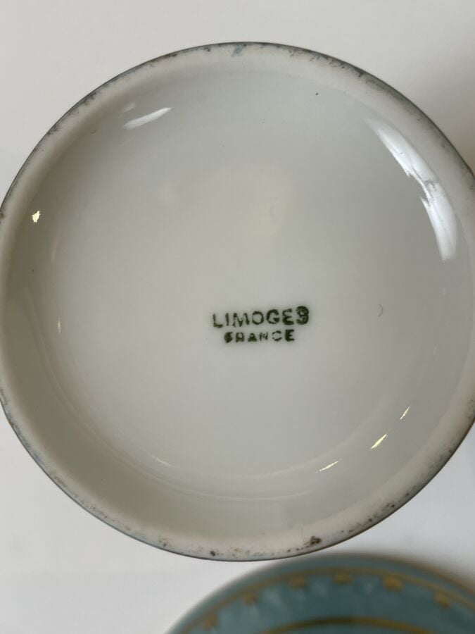 LIMOGES - Petit service en porcelaine émaillée bleu clair et or comprenant : 2…