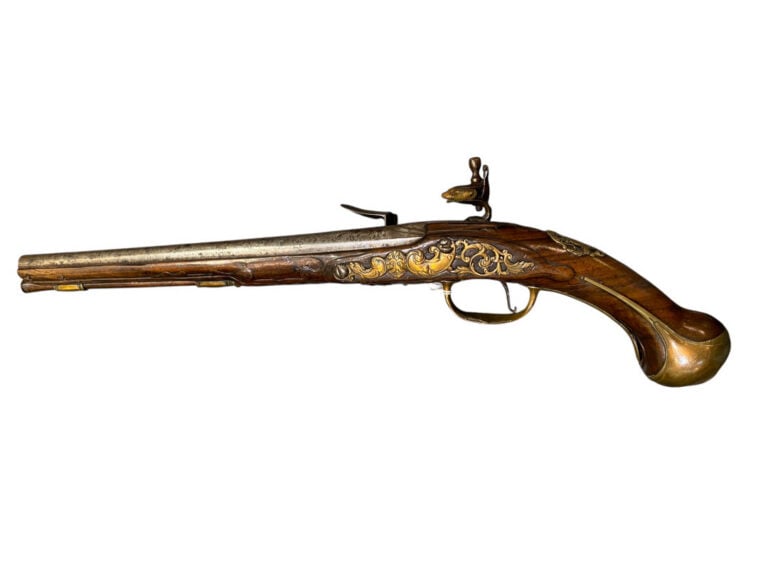 Long pistolet d'arçon à silex - Canon rond à méplats au tonnerre. Platine avec…