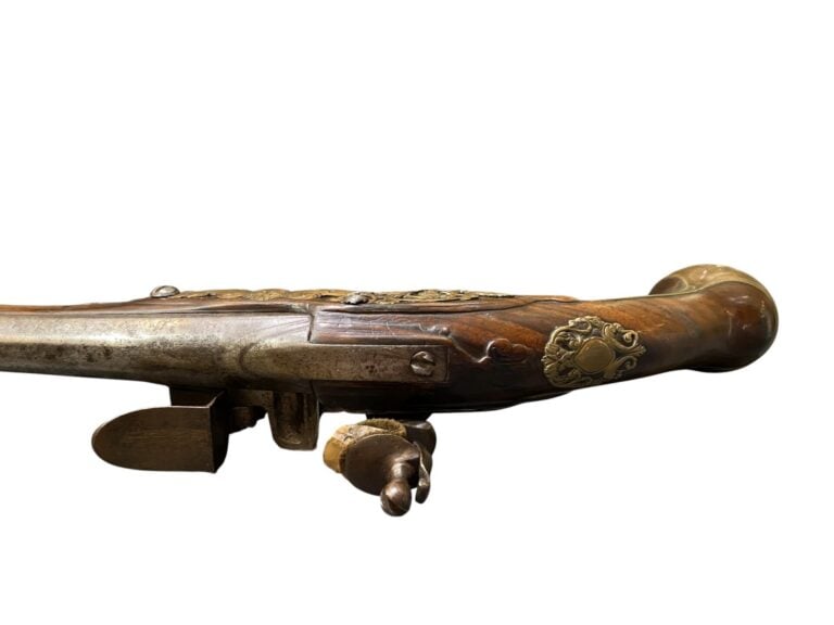 Long pistolet d'arçon à silex - Canon rond à méplats au tonnerre. Platine avec…