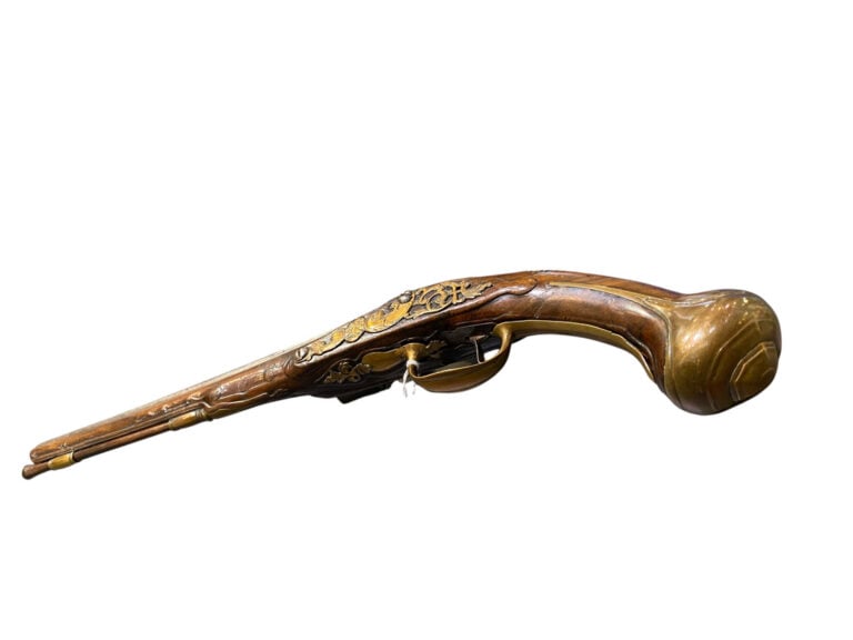 Long pistolet d'arçon à silex - Canon rond à méplats au tonnerre. Platine avec…