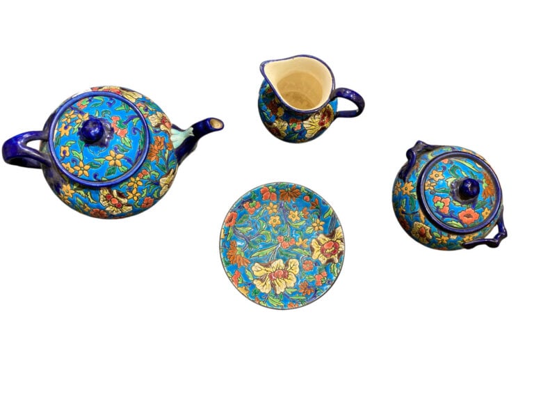 LONGWY - Lot en faïence à décor d'émaux polychromes de motifs végétaux comprena…