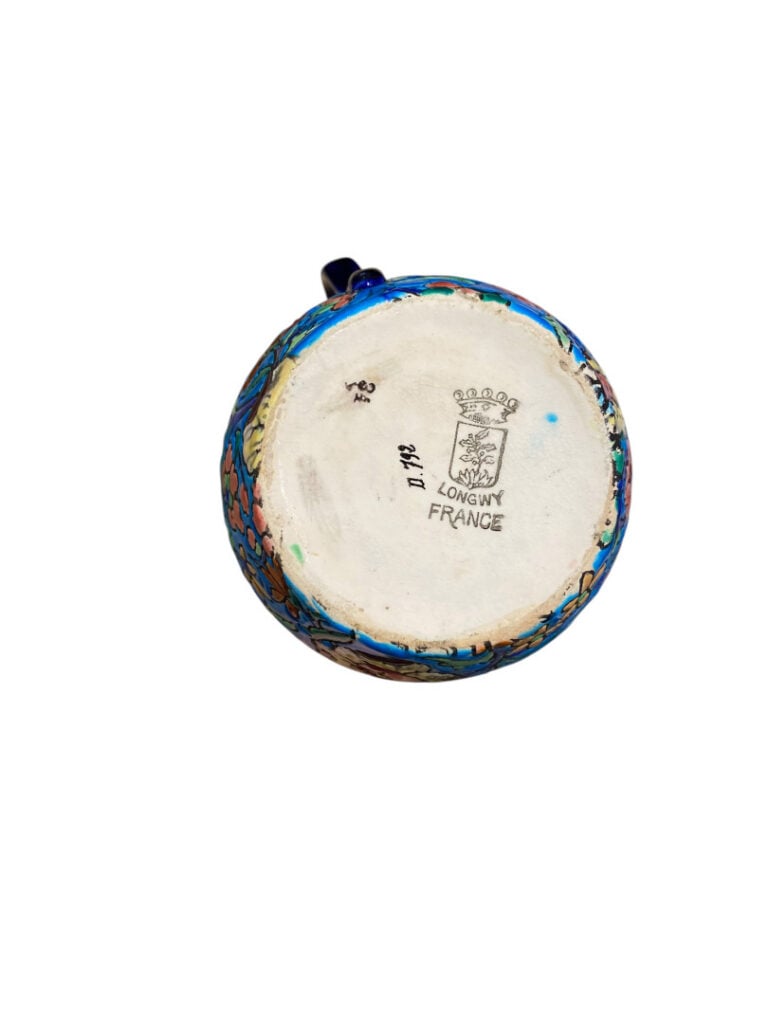 LONGWY - Lot en faïence à décor d'émaux polychromes de motifs végétaux comprena…