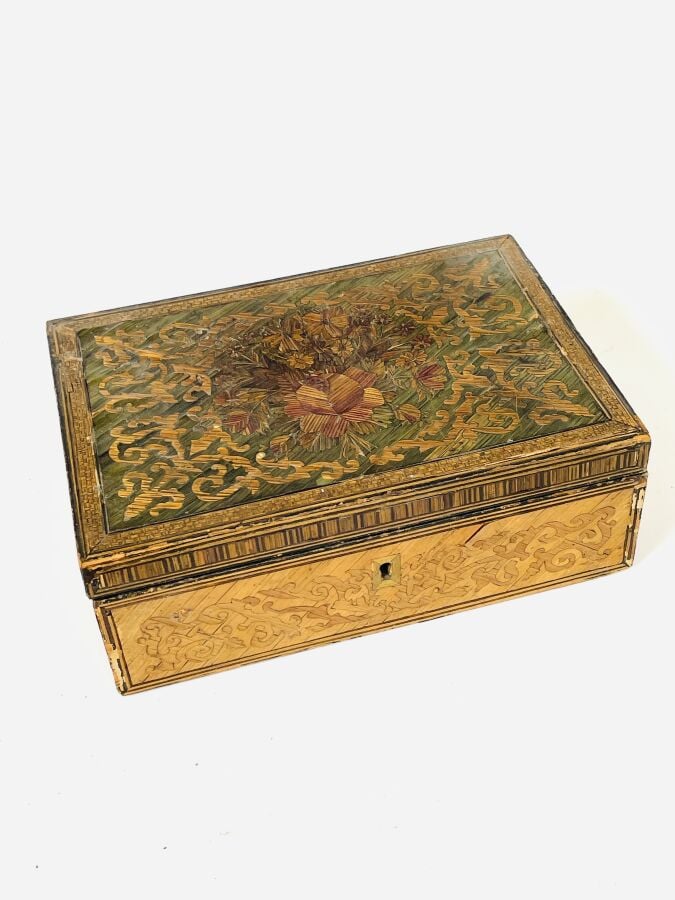 Lot comprenant : - 1/Boîte en marqueterie de paille à motifs floraux - 8 x 22 x…