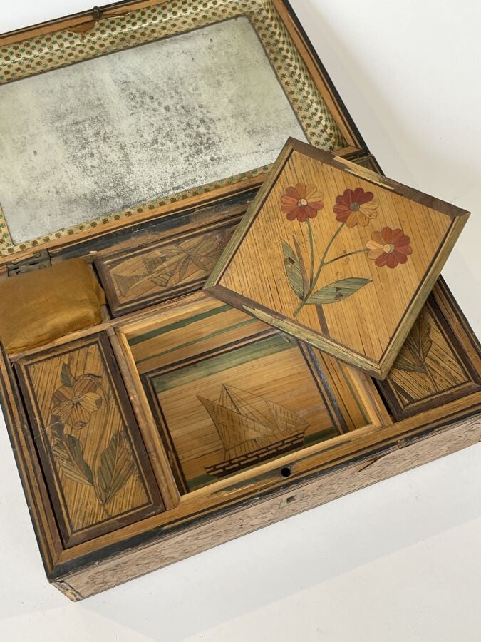 Lot comprenant : - 1/Boîte en marqueterie de paille à motifs floraux - 8 x 22 x…