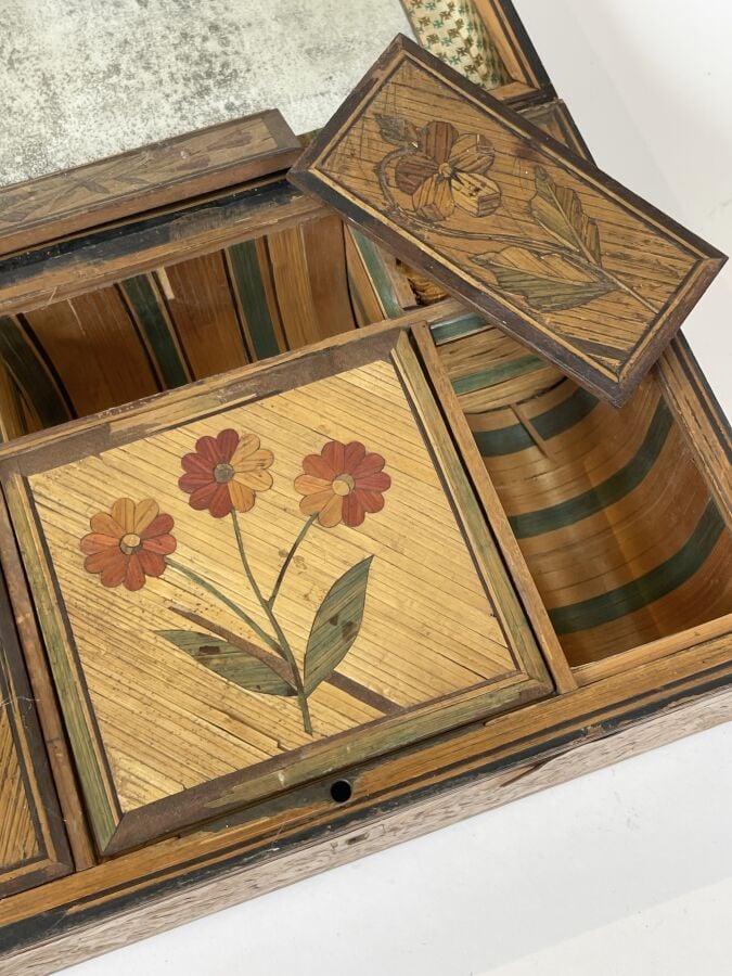 Lot comprenant : - 1/Boîte en marqueterie de paille à motifs floraux - 8 x 22 x…
