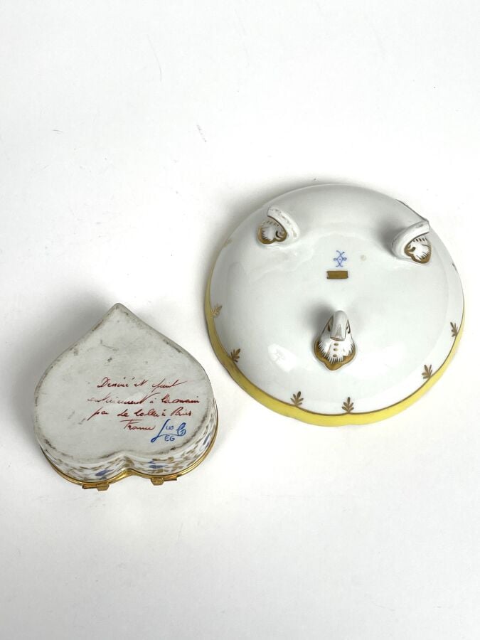 Lot comprenant : - - LE TALLEC. Boîte "Cœur" en porcelaine blanche à décor de r…