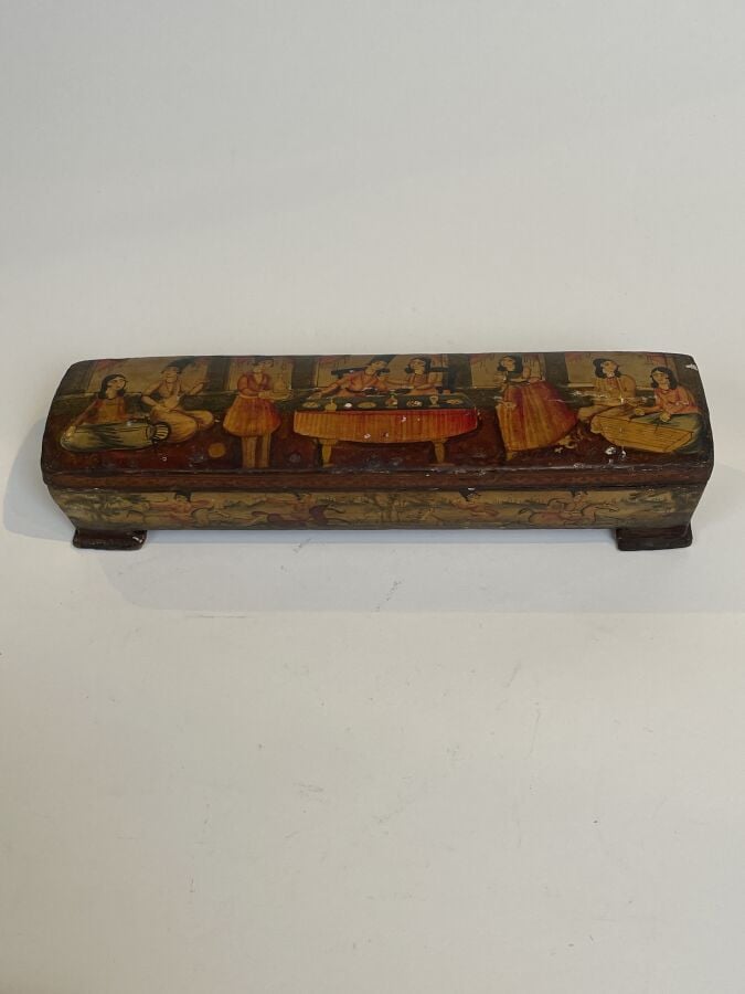 Lot de 2 plumiers : - 1/ Grand PLUMIER (?) Kadjar à décor d'une scène d'intérie…