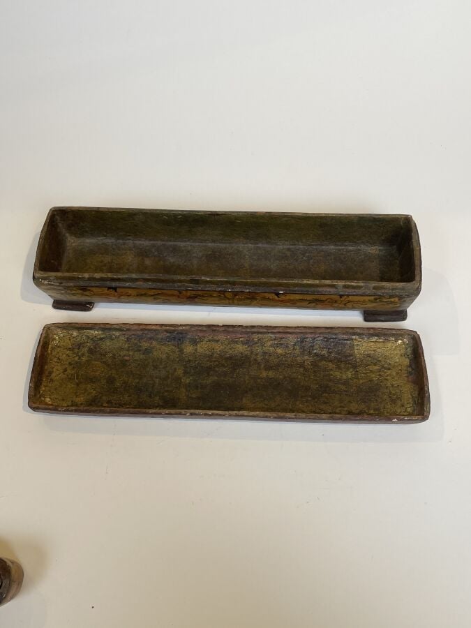 Lot de 2 plumiers : - 1/ Grand PLUMIER (?) Kadjar à décor d'une scène d'intérie…