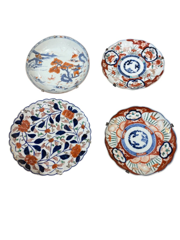 Lot de quatre assiettes : trois de porcelaine Imari vers 1900 et une de la Comp…
