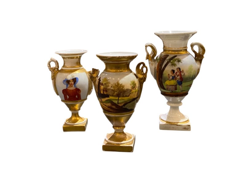 Lot de trois vases de forme Médicis en porcelaine à décor émaillé polychrome de…