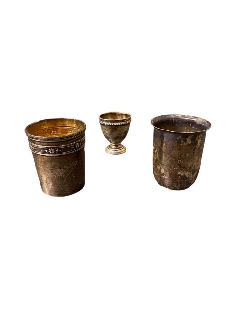 Mannette comprenant divers couverts, cendriers, plateaux, fruit en verre, boîte…