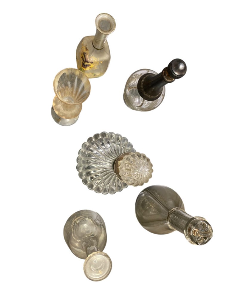 Mannette de verrerie comprenant vases et carafes - H. 32 cm - H. 23 cm - Vendue…