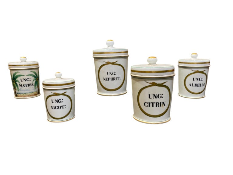 Manufacture Léon WARIN - Ensemble de cinq pots à pharmacie en porcelaine blanch…