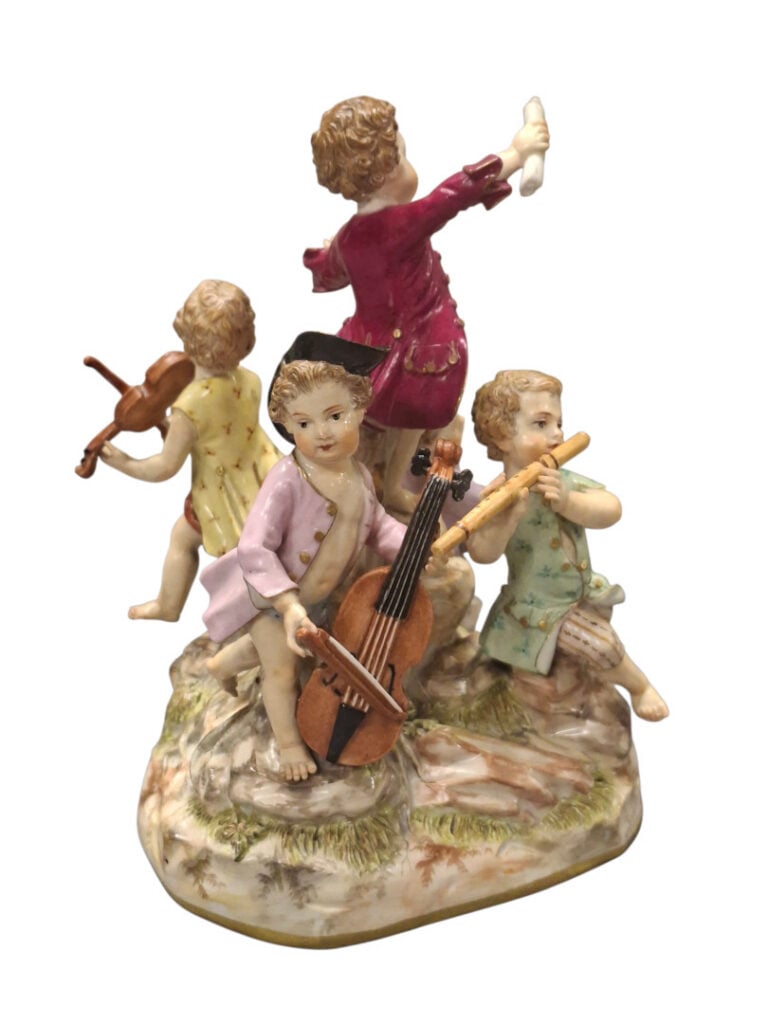 MEISSEN, Fin du XIXe siècle - Groupe en porcelaine émaillée figurant des petits…