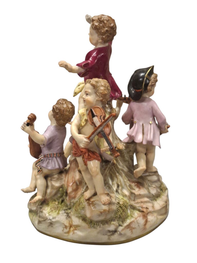 MEISSEN, Fin du XIXe siècle - Groupe en porcelaine émaillée figurant des petits…