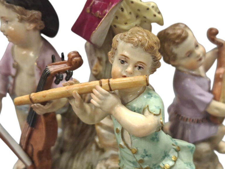 MEISSEN, Fin du XIXe siècle - Groupe en porcelaine émaillée figurant des petits…