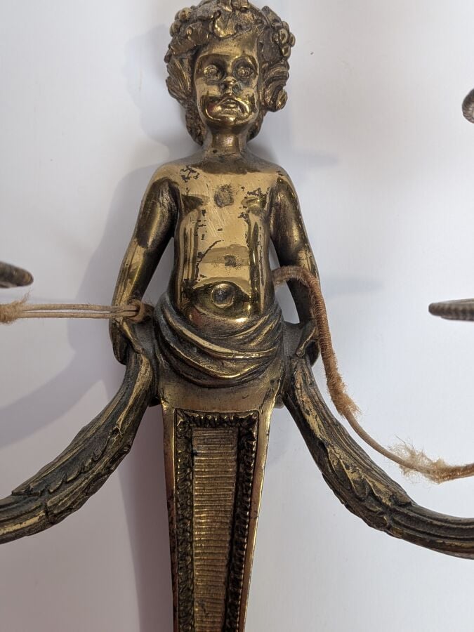 Paire d'appliques en bronze doré figurant un Bacchus enfant tenant deux bras de…