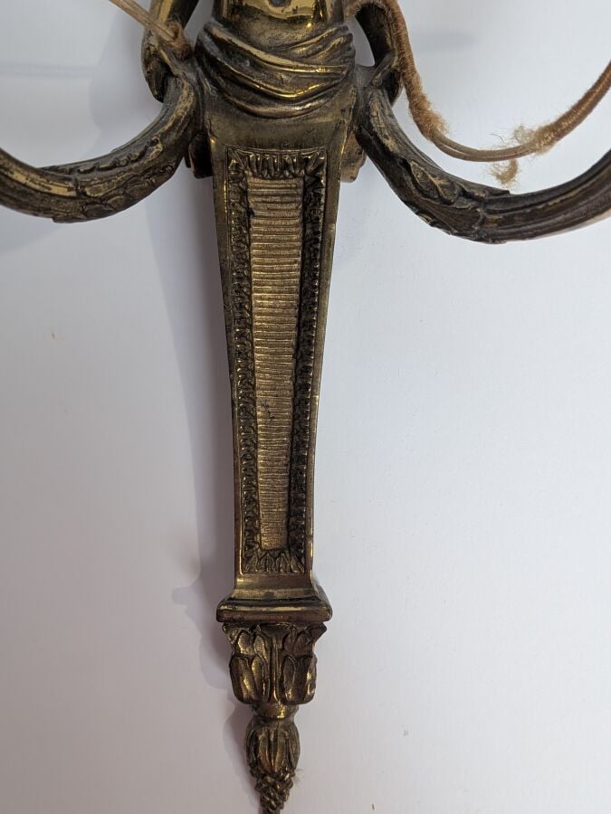 Paire d'appliques en bronze doré figurant un Bacchus enfant tenant deux bras de…