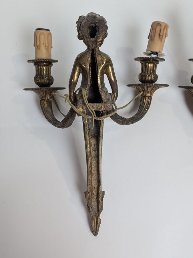 Paire d'appliques en bronze doré figurant un Bacchus enfant tenant deux bras de…