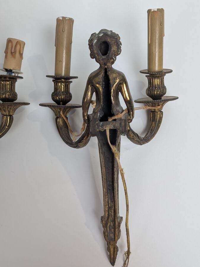Paire d'appliques en bronze doré figurant un Bacchus enfant tenant deux bras de…