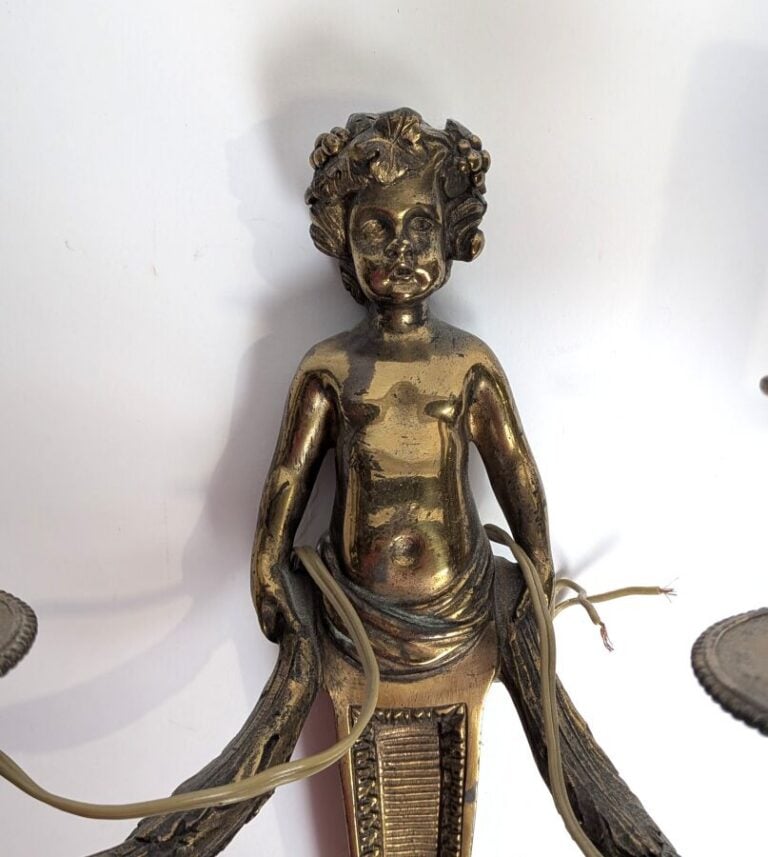 Paire d'appliques en bronze doré figurant un Bacchus enfant tenant deux bras de…