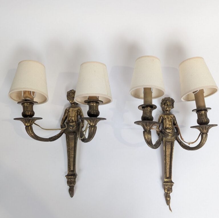 Paire d'appliques en bronze doré figurant un Bacchus enfant tenant deux bras de…