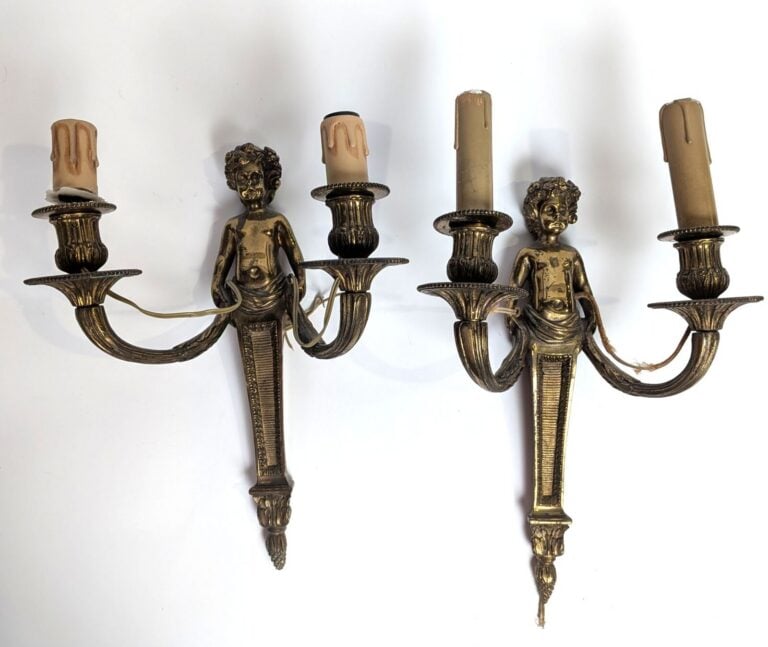 Paire d'appliques en bronze doré figurant un Bacchus enfant tenant deux bras de…