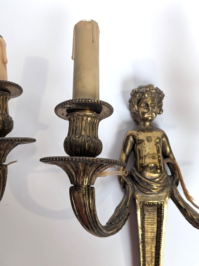 Paire d'appliques en bronze doré figurant un Bacchus enfant tenant deux bras de…