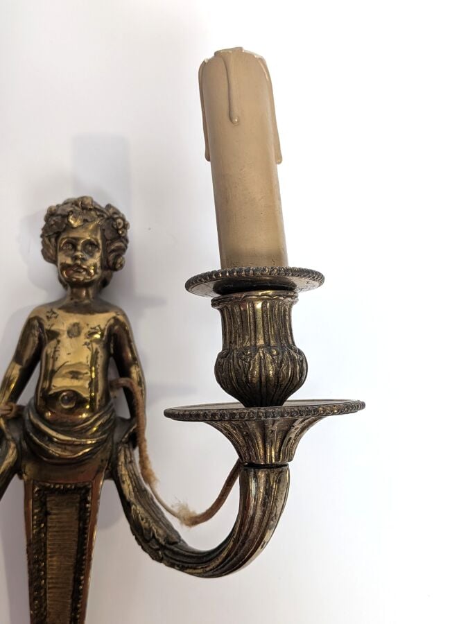 Paire d'appliques en bronze doré figurant un Bacchus enfant tenant deux bras de…