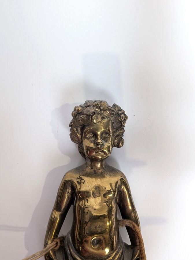 Paire d'appliques en bronze doré figurant un Bacchus enfant tenant deux bras de…