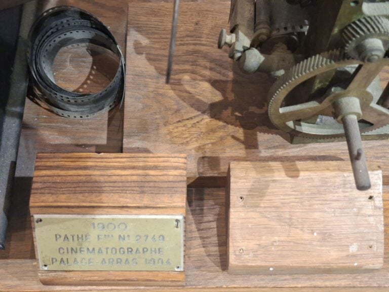PATHE Frères, vers 1900 - Appareil de projection - Bois, tôle et laiton - H : 5…