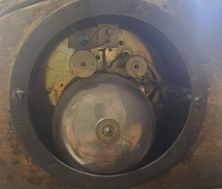 Pendule à sujet en bronze doré et laiton représentant une jeune fille se recuei…